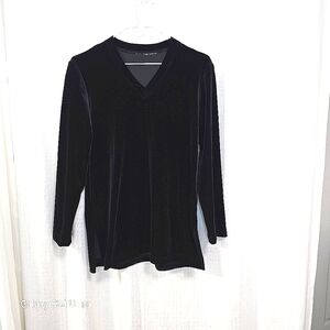 2/$30 Black Velvet V-Neck Women's Top Size‎ M